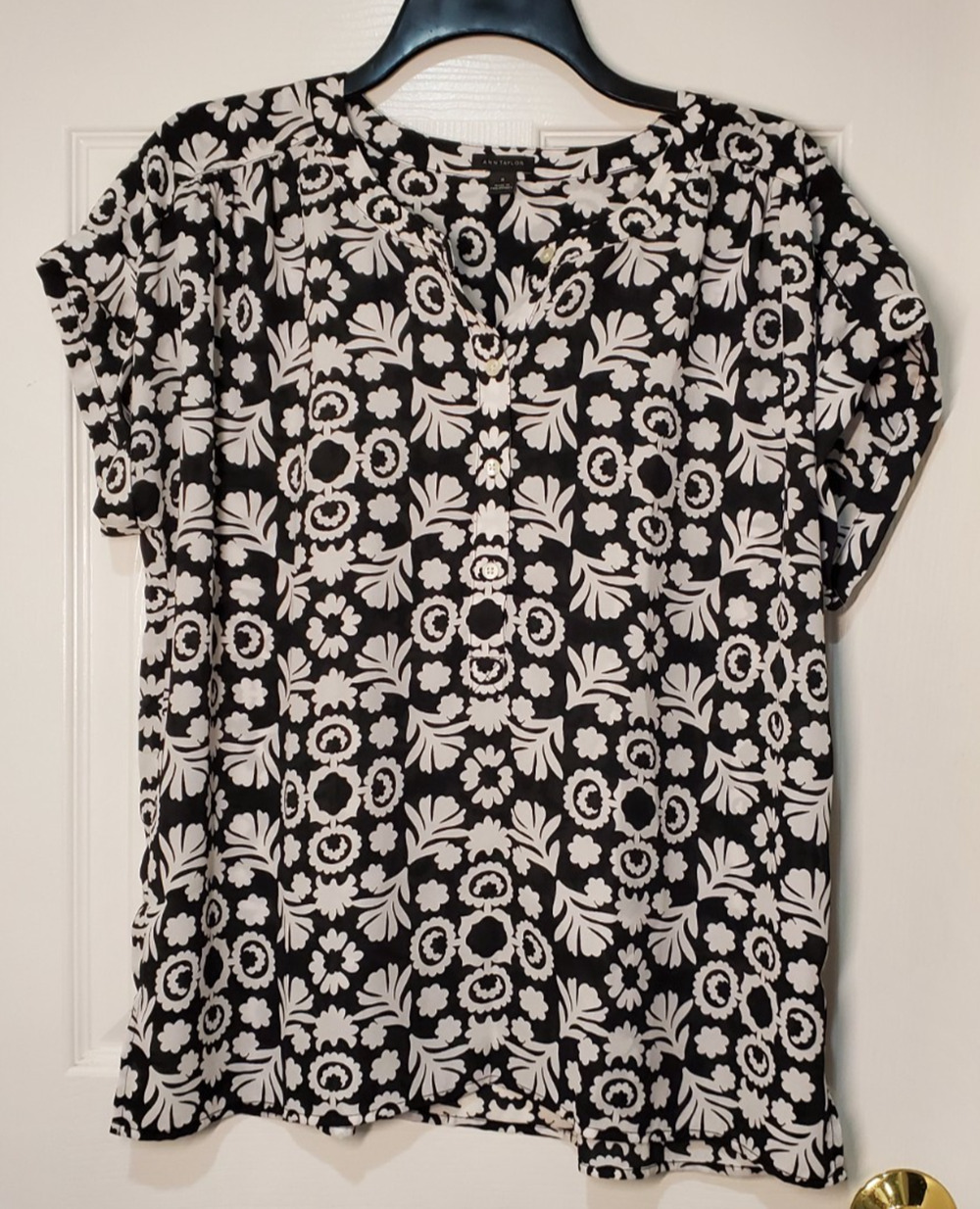 Ann Taylor Blouse Top Medium Black White Floral Short Sleeve Button Front